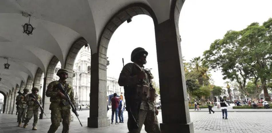 Soldados patrullan en Arequipa, Perú, el miércoles 14 de diciembre de 2022. Las protestas sociales suman 18 muertos hasta el viernes 16 de diciembre de 2022, . AP