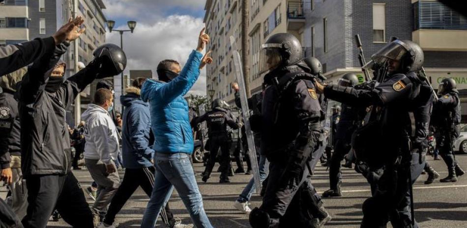 Obreros metalúrgicos y la policía se enfrentan en Cádiz, durante una marcha para exigir salarios más altos. AP