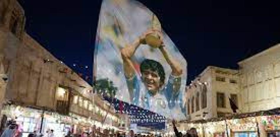 Un aficionado de Argentina agita una bandera con la imagen de Diego Maradona.