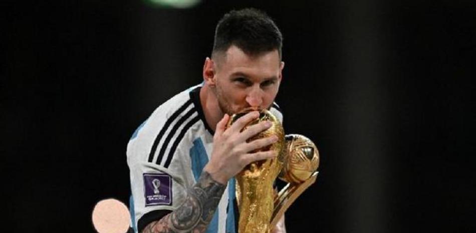 Lionel Messi besa la anhelada copa del mundo.