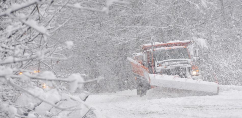 Un camión quitanieves estatal despeja la nieve a lo largo de la Ruta 30 en Jamaica, Vermont, durante una tormenta de nieve el viernes 16 de diciembre de 2022. Foto: Kristopher Radder/The Brattleboro Reformer vía AP.