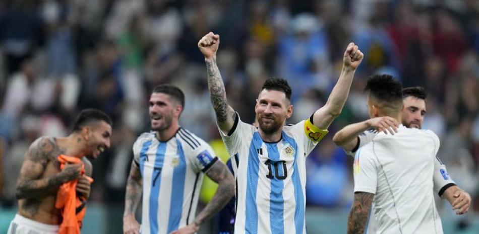 Lionel Messi celebra junto a varios compañeros la conquista de la Copa del Mundo .