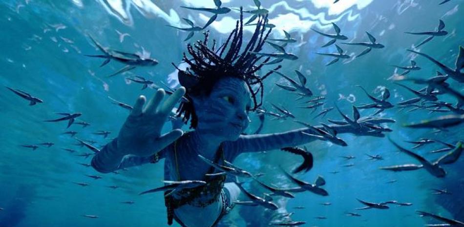 En esta imagen proporcionada por 20th Century Studios, Trinity Bliss en el papel de Tuk en una escena de "Avatar: The Way of Water". (20th Century Studios vía AP.