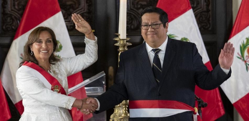 El ministro de Economía de Perú, Alex Contreras, junto a la Presidenta Dina Boluarte. Foto AFP
