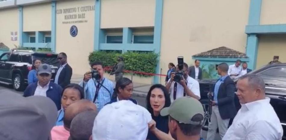 Raquel Arbaje es abordada por moradores de Villa Juana / LD