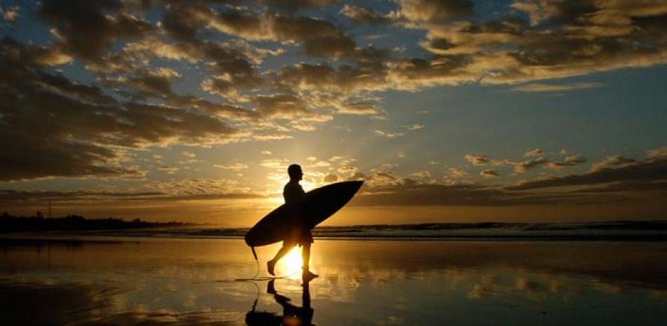 Las playas de El Salvador son consideradas uno de los destinos más importantes de los surfistas a nivel internacional. EFE/Roberto Escobar