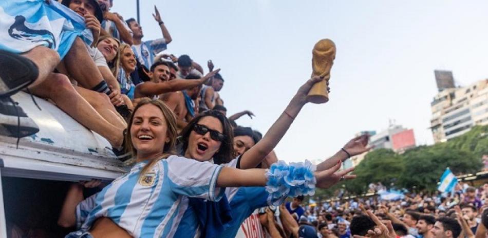 Fanáticos argentinos toman las calles de Buenos Aires para celebrar la victoria de su selección en Qatar 2022.