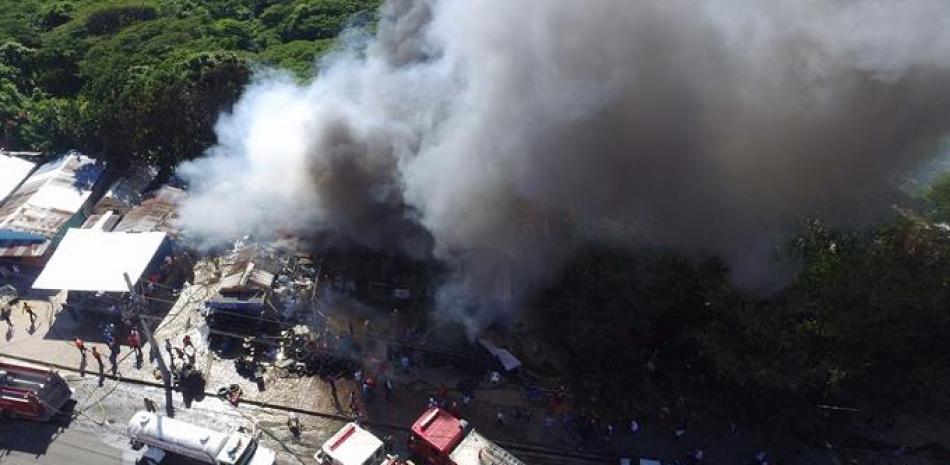 Incendio destruye ocho viviendas y dos negocios en Santiago. Fotos: Onelio Domínguez / LD