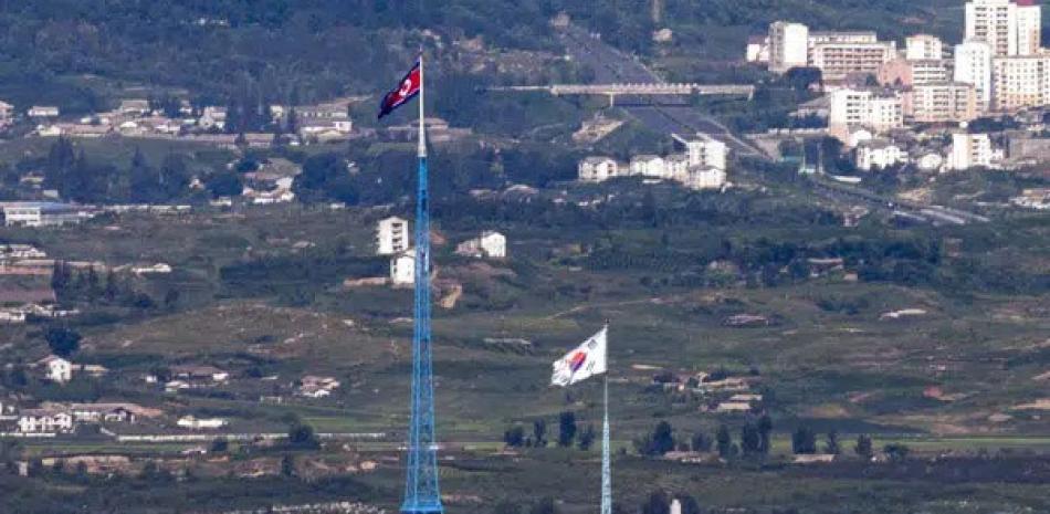 Banderas de Corea del Norte, y de Corea del Sur, ondean en la franja fronteriza entre ambos países, en Paju, Corea del Sur, el 9 de agosto de 2021. AP