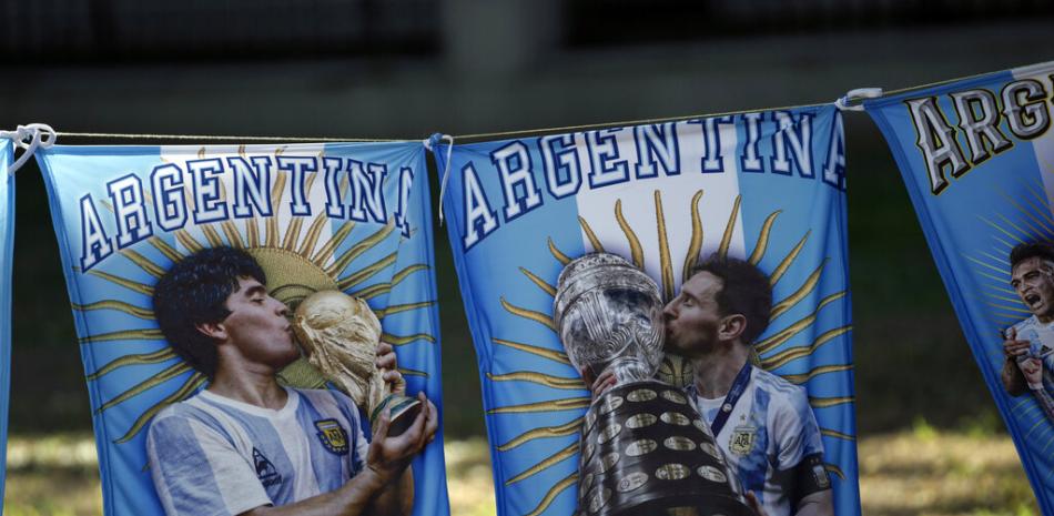 Maradona y Messi. AP.