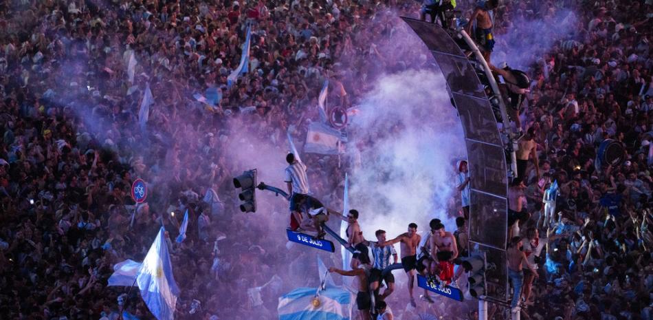 Aficionados argentinos celebran la victoria de su selección en la Copa del Mundo sobre Francia en el centro de Buenos Aires, Argentina, el domingo 18 de diciembre de 2022. (Foto AP/Rodrigo Abd)