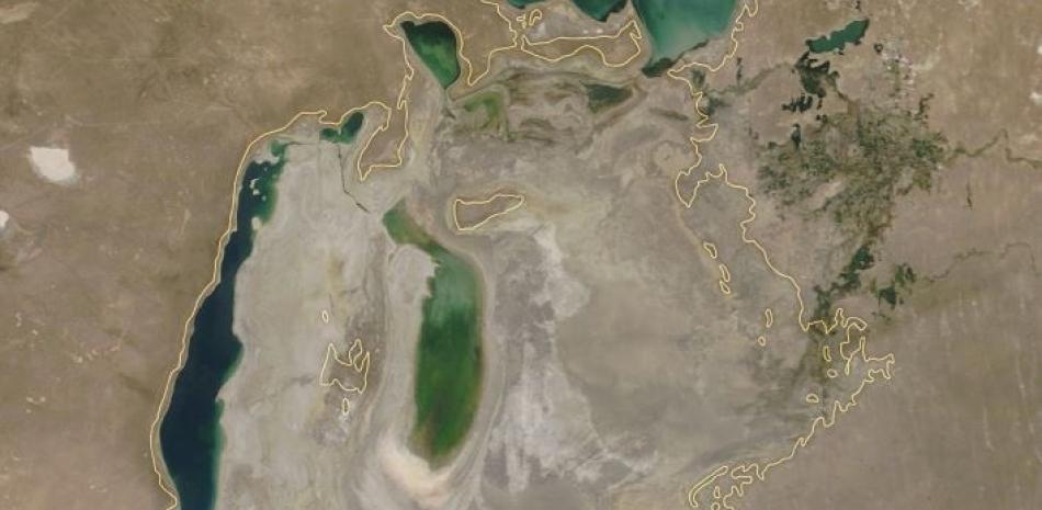 Restos del Mar de Aral. La línea sigue la costa de esta masa de agua en 1963. Foto: Europa Press