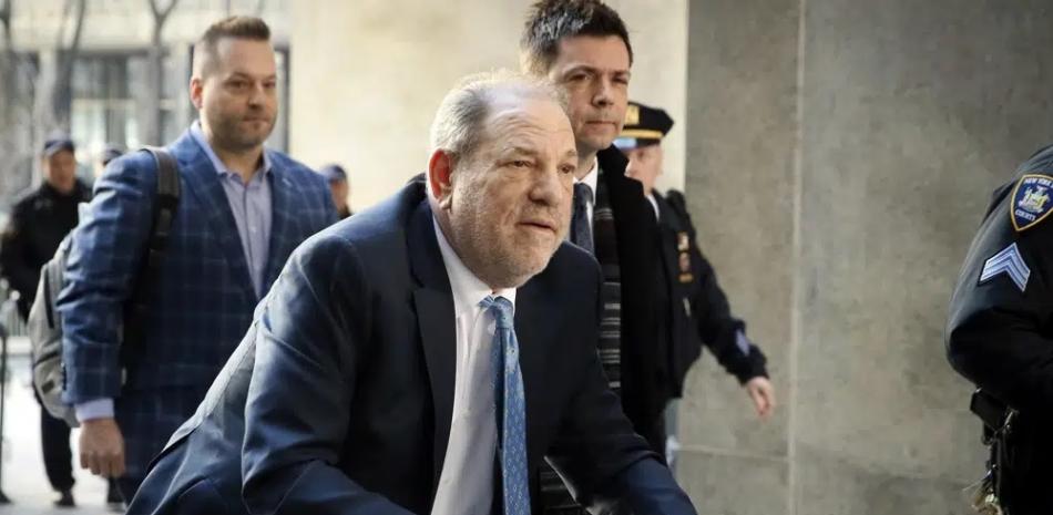Harvey Weinstein llega a un tribunal de Manhattan en su juicio por violación, el 24 de febrero de 2020, en Nueva York. (AP Foto/John Minchillo, archivo).