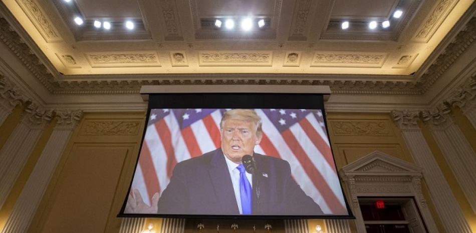 Foto de AFP. El expresidente de los Estados Unidos, Donald Trump, se muestra en una pantalla durante una reunión del Comité Selecto para Investigar el Ataque del 6 de enero al Capitolio de los Estados Unidos en el edificio de oficinas Canon House en Capitol Hill.