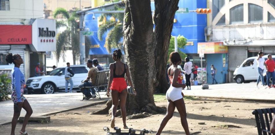Cada vez son más las haitianas que ejercen de trabajadoras sexuales en el parque Enriquillo. Jorge Martínez / listín diario