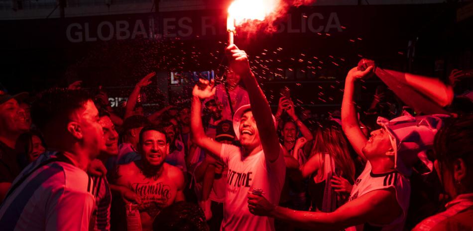 Aficionados argentinos encienden una bengala para celebrar la victoria de su equipo en la Copa del Mundo sobre Francia en Buenos Aires, Argentina, el domingo 18 de diciembre de 2022. (Foto AP/Rodrigo Abd)