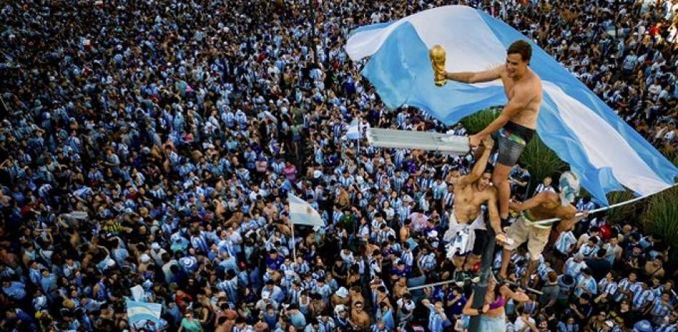Argentinos celebran el triunfo de su selección en Qatar 2022. AFP