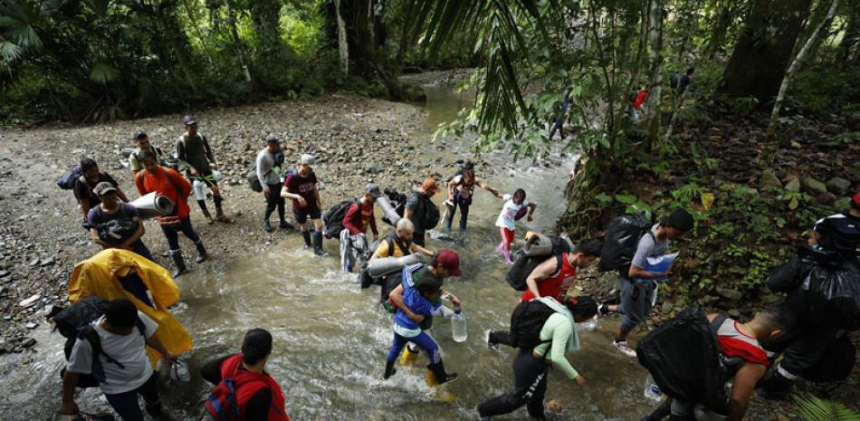 Inmigrantes cruzan la selva Darién para llegar a Panamá y luego seguir la ruta a EUA.