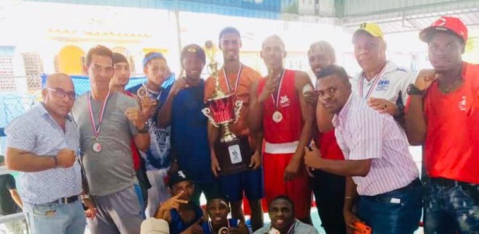Los integrantes del equipo de la provincia Santo Domingo, ganador del torneo élite de boxeo 2022.