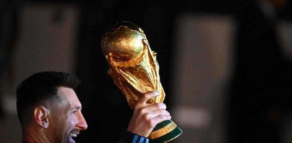 Lionel Messi sosteniendo la copa de Qatar 2022