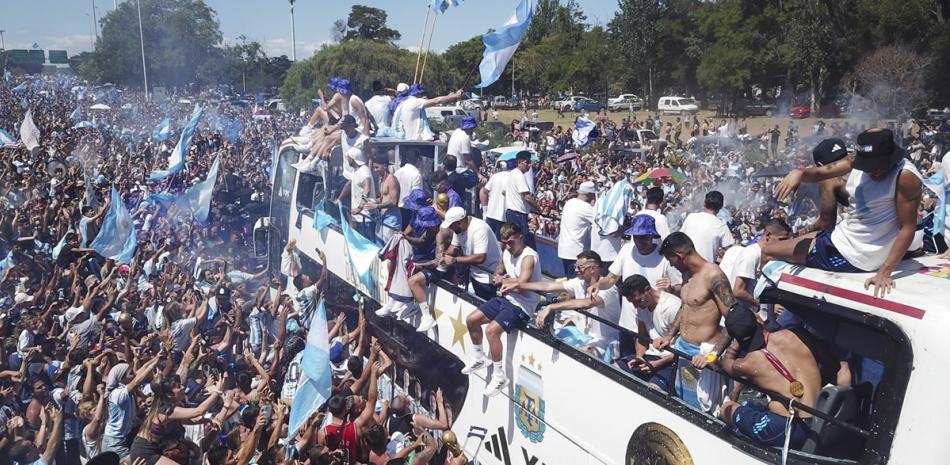 Seguidores del fútbol dan la bienvenida a casa a la selección nacional de fútbol de Argentina después de ganar la Copa del Mundo, en Buenos Aires, Argentina.