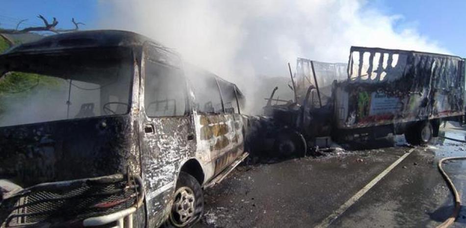 El autobús quedó totalmente quemado tras el choque.