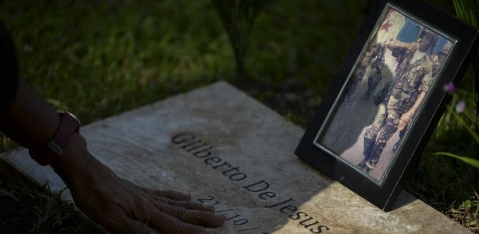 Parte del acto conmemorativo en el cementerio de Paz en Ciudad de Panamá por el aniversario de la invasión estadounidense de 1989. Foto AFP
