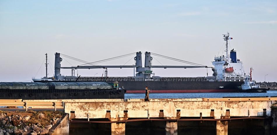 Un oficial de la marina camina por el muelle durante la búsqueda de sobrevivientes del naufragio del buque naval tailandés HTMS Sukhothai a unos 37 kilómetros (22 millas) de la costa el domingo por la noche, en el muelle Bang Saphan en el distrito de Prachuap Khiri Khan el 20 de diciembre de 2022.