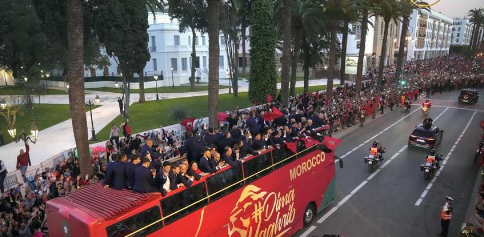 Los seleccionados de Marruecos recorren en autobús el centro de Rabat, ante una multitud que festeja el cuarto puesto mundialista.