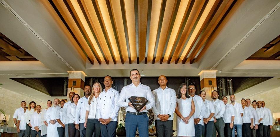 El director del Lopesan Costa Bávaro Resort, Spa & Casino, Carlos Jiménez, y su equipo posan con la placa 4 Diamonds_AAA