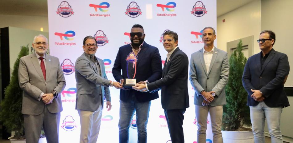 David Ortiz recibe su reconocimiento durante la elección de los ganadores en la premiación de los Dominicanos Primero Cuqui Córdoba.