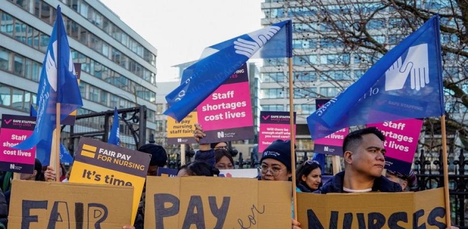 Los trabajadores de la salud sostienen pancartas en un piquete frente al Hospital St Thomas en Londres el 20 de diciembre de 2022. Foto de AFP