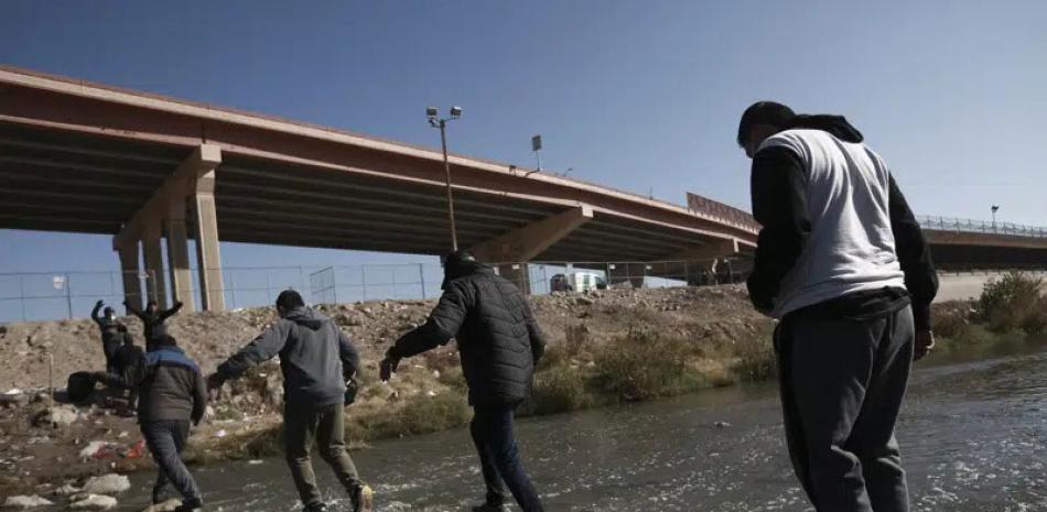 Migrantes cruzan el río Bravo (Grande) hacia la frontera entre México y Estados Unidos, ayer lunes 19 de diciembre de 2022, en Ciudad Juárez, México. ap