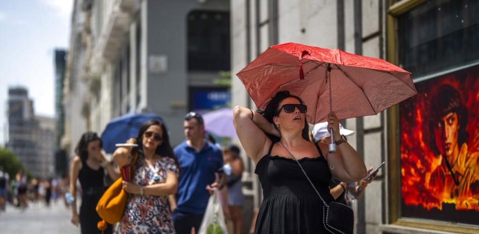 Una mujer sostiene un paraguas para protegerse del sol durante un día caluroso en Madrid, España, el lunes 18 de julio de 2022. (Foto AP/Manu Fernández, Archivo).