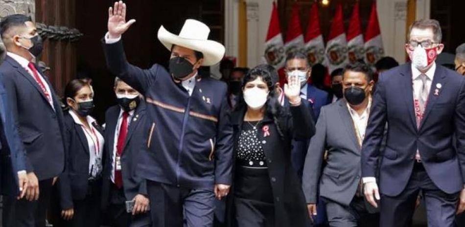 El entonces presidente electo Pedro Castillo y su esposa, Lilia Paredes, saludan a la salida del Ministerio de Exteriores para acudir al Congreso a su ceremonia de jura del cargo en Lima, Perú, en  julio de 2021. (AP Foto/Guadalupe Pardo, Archivo)