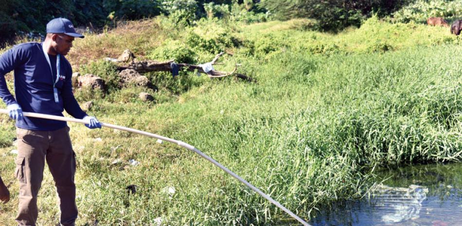 Un empleado de la CAASD toma agua del río Isabela para someterla a análisis para determinar la presencia o no de bacterias. Jorge Martínez/LD