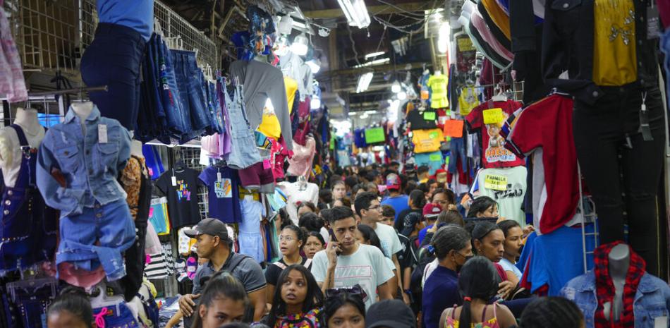 Compradores llenan un mercado en Caracas, Venezuela, el martes 20 de diciembre de 2022. (Foto AP/Matias Delacroix)