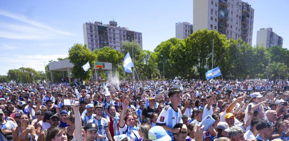 Los fanáticos del fútbol dan la bienvenida a casa a la selección argentina de fútbol después de que ganó la Copa del Mundo en Buenos Aires, Argentina, el martes 20 de diciembre de 2022. (Foto AP/Victor Caivano)