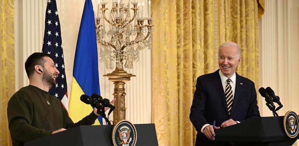 Biden afirma ante Zelenski que Ucrania no estará sola frente a Putin. Foto: AFP
