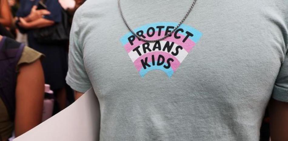 T-shirt con mensaje de protección a los niños transgénero. Fuente externa.