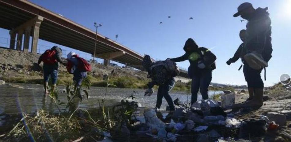 Migrantes caminan hacia la frontera entre México y Estados Unidos, en Ciudad Juárez, México, el miércoles 14 de diciembre de 2022. (AP Foto/Christian Chavez)