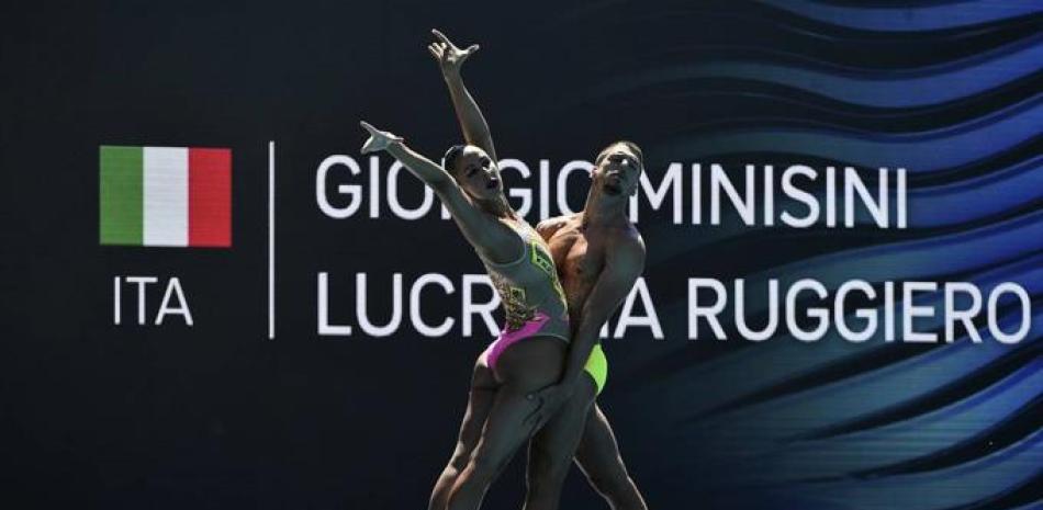 Los italianos Giorgio Minisi y Lucrezia Ruggiero compiten durante la final de duetos mixtos del mundial de natación en Budapest, Hungría, el 20 de junio de 2022.