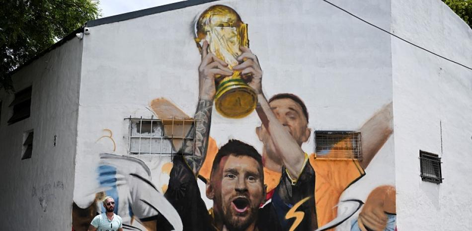 Mural inmortaliza a Messi cuando levanta la Copa del Mundo. Foto: AFP