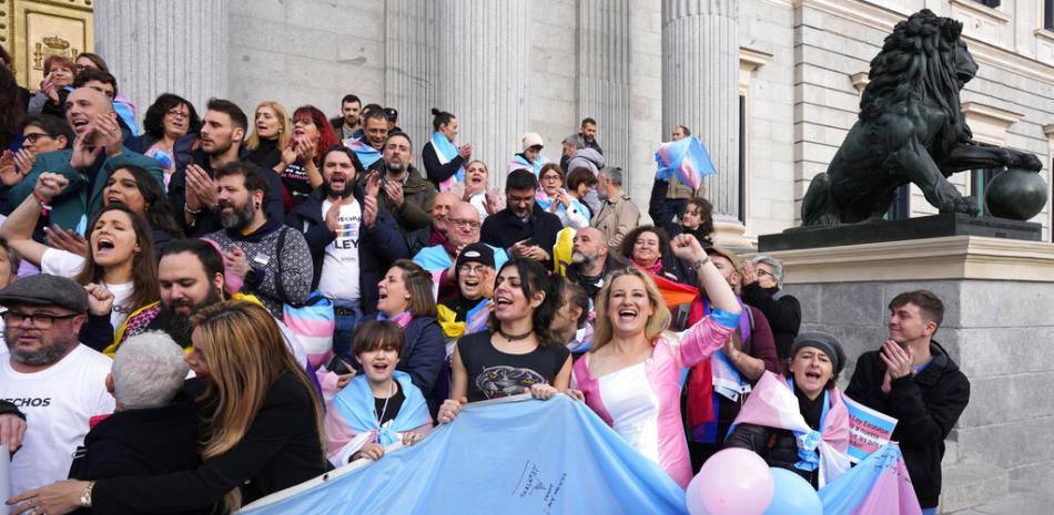 La gente celebra la nueva Ley Transgénero en las gradas del parlamento en Madrid, España, el jueves 22 de diciembre de 2022.
