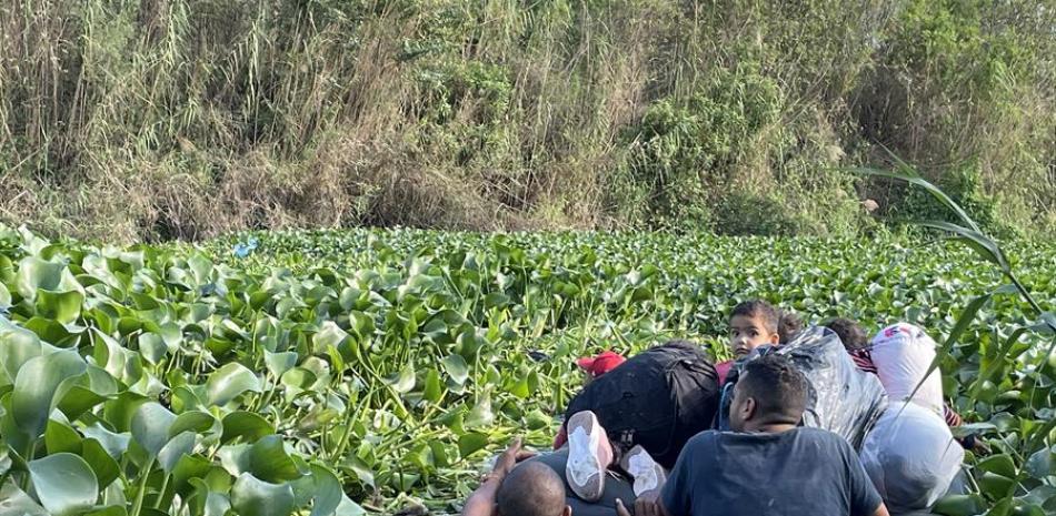 MATAMOROS (MÉXICO), 21/12/2022.- Un grupo de migrantes cruza el río Bravo hoy, en la ciudad de Matamoros (México). EFE/ Abraham Pineda Jácome