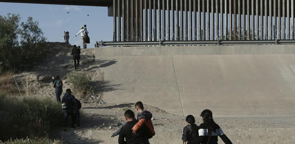 Migrantes cruzando la frontera de México con Estados Unidos. AP