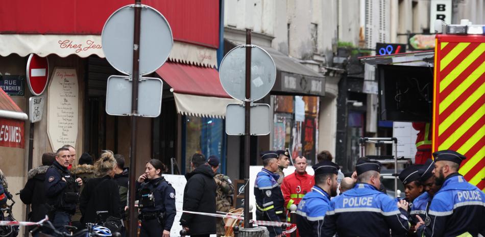 El personal de seguridad francés asegura la calle después de varios disparos a lo largo de la rue d'Enghien en el distrito 10, en París el 23 de diciembre de 2022. AFP.