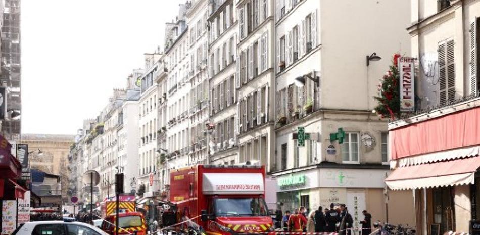 El área está acordonada por un tiroteo ocurrido en la calle Enghien en Paris este viernes 23 de diciembre de 2022/ Thomas Samson/ AFP