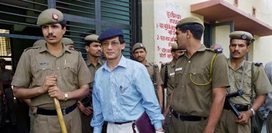 El presunto asesino múltiple Charles Sobhraj (centro) es escoltado por la policía a un tribunal de Nueva Delhi el 12 de abril de 1994 para su juicio en relación con una fuga de la cárcel de 1986 en la capital india.