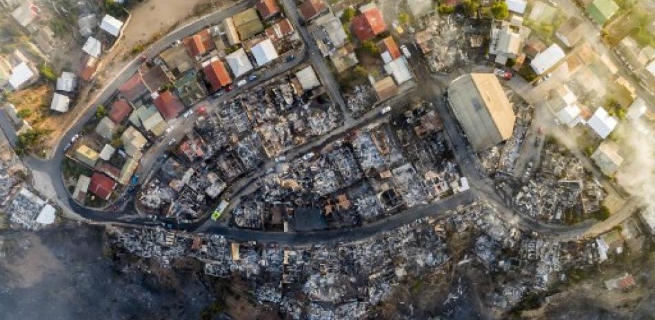 Vista aérea de las casas destruidas por un incendio forestal que ha afectado Viña del Mar, en Valparaiso, en Chile, tomada el 23 de diciembre de 2022. Al menos dos personas murieron y unas 400 viviendas han sido afectadas o destruidas por el fuego que se inició el jueves/ Javier Torres AFP